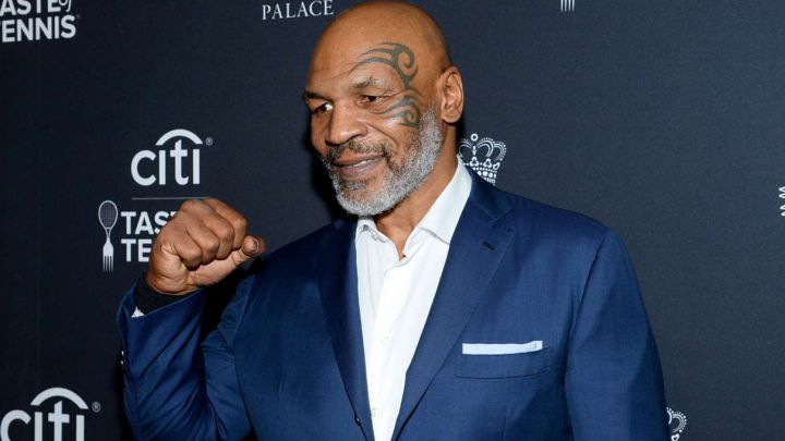 Mike Tyson celebra Thanksgiving Day comiendo pavo en forma de Roy Jones Jr.