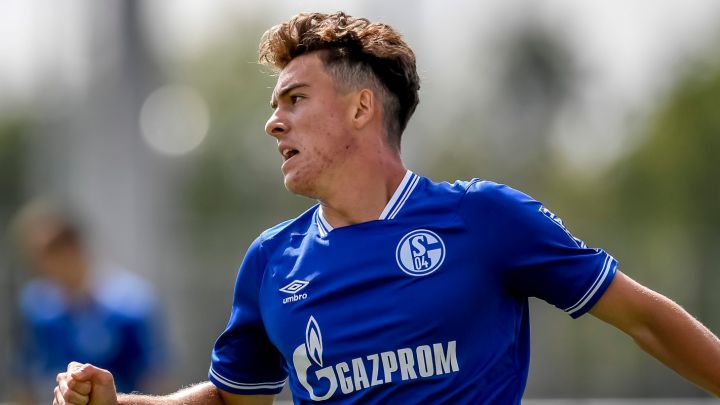 Matthew Hoppe debuta como titular con Schalke 04