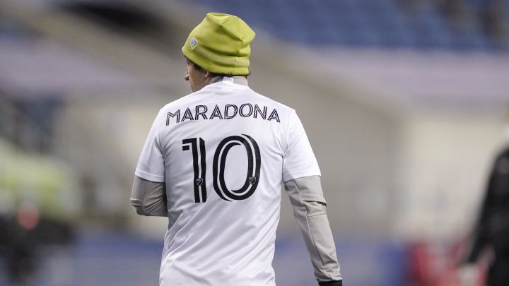 Nicolás Lodeiro rinde homenaje a Diego Maradona