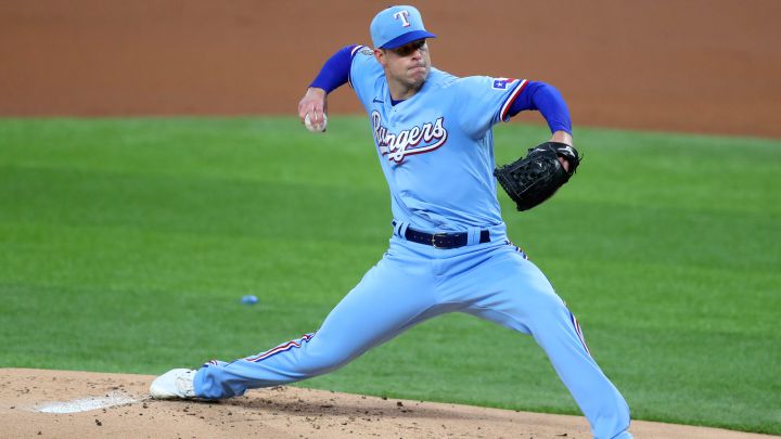 Corey Kluber con los Rangers