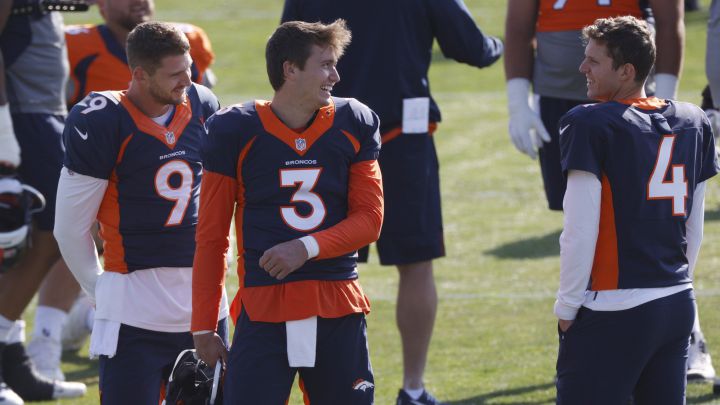 Drew Lock, Jeff Driskel y Brett Rypien con los Cowboys