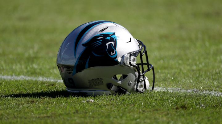 Casco de los Carolina Panthers