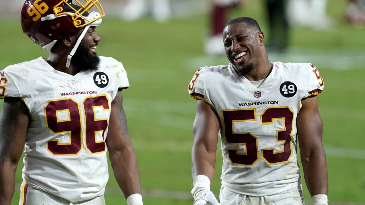 Jon Bostic y James Smith-Williams con el Washington Football Team