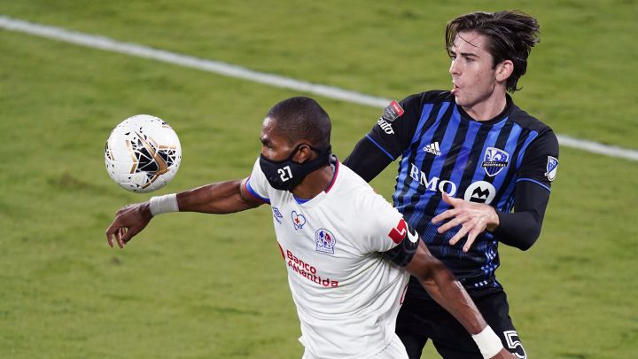 Jerry Bengtson, futbolista de Olimpia, jugó la Concachampions con cubrebocas