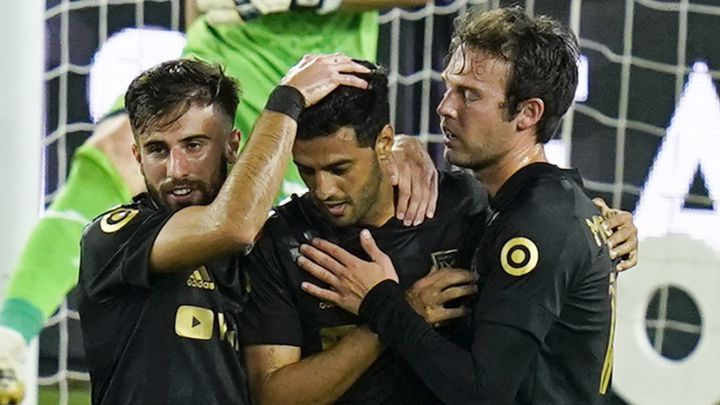 Bob Bradley aclara el supuesto interés de América por Carlos Vela