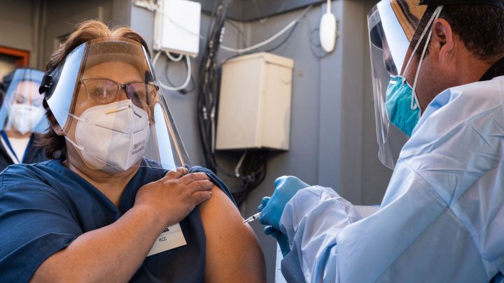 Vacuna coronavirus: reacciones negativas y porcentaje de personas que las han sufrido