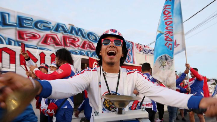 Olimpia regresa a Honduras y es arropado por su afición en el aeropuerto