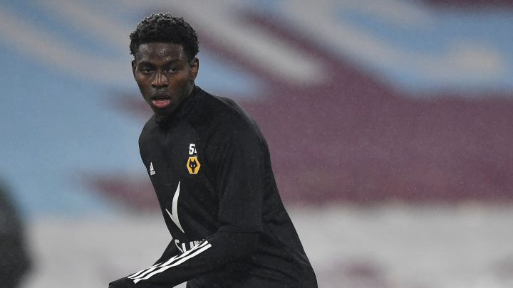 Owen Otasowie obtiene su primera titularidad con los Wolves