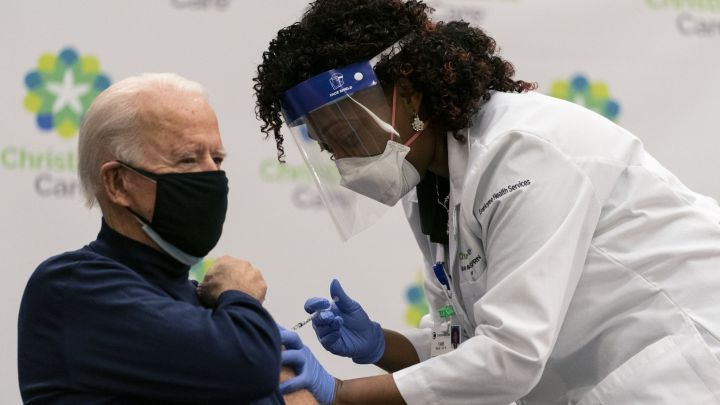 Joe Biden recibe vacuna contra el coronavirus ante las cámaras de televisión