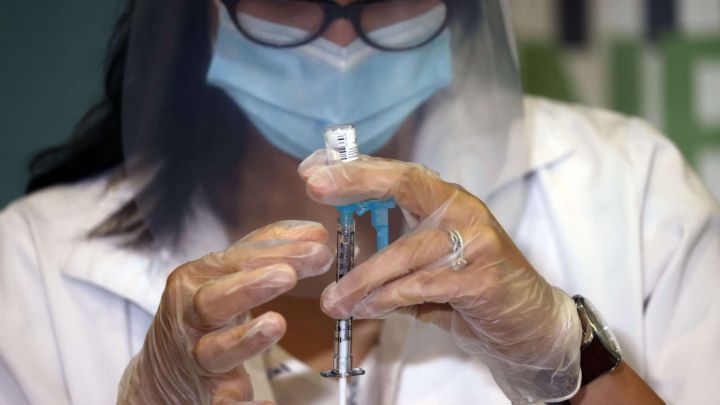 Vacuna contra el coronavirus: ¿Por qué se necesita más de una dosis?