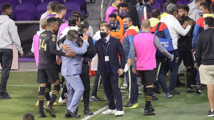 Concacaf suspende a Ante Razov y a Miguel Herrera tras pleito en semifinales