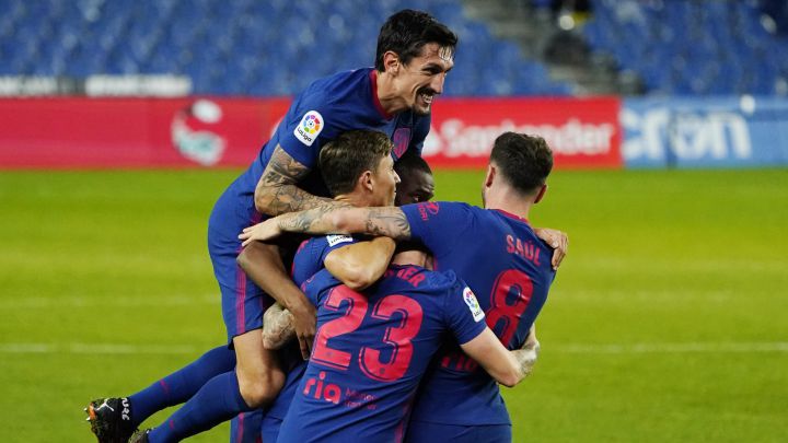 Atlético de Madrid gana 2-0 a la Real Sociedad y asegura el liderato una jornada más