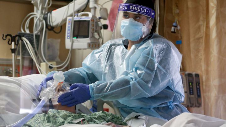 California, primer estado en alcanzar los dos millones de casos de coronavirus