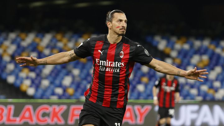 ¡De locos! Zlatan se interna en la nieve de Italia sin playera