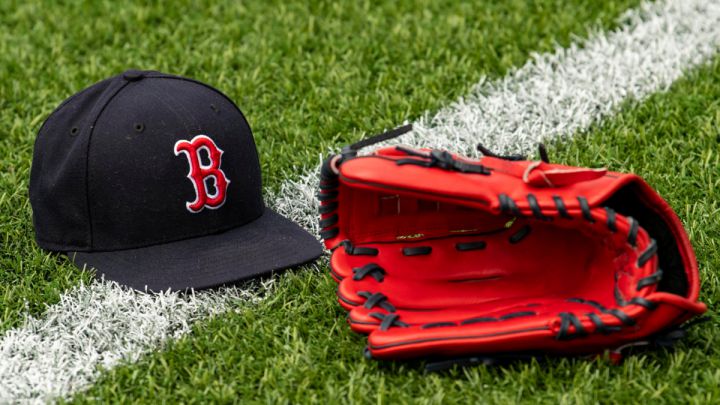 Guante y gorra con logo de los Red Sox