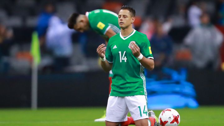 Chicharito Hernández y su ritual característico antes de cada partido