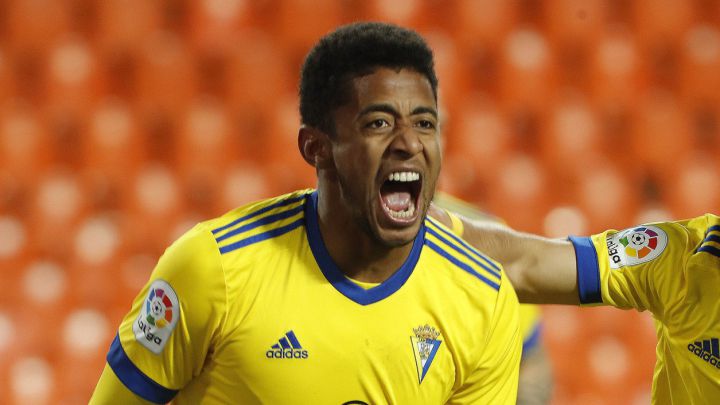 Choco Lozano rompió su sequía en Cádiz con golazo de chilena