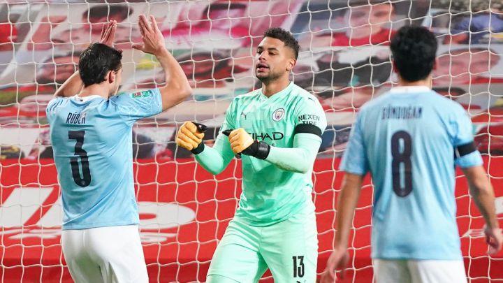 Rúben Dias felicita a Zack Steffen por su atajada a Bruno Fernandes, durante el Derbi de Manchester en Capital One.