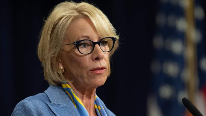 ¿Por qué ha dimitido Betsy DeVos despues de los disturbios?