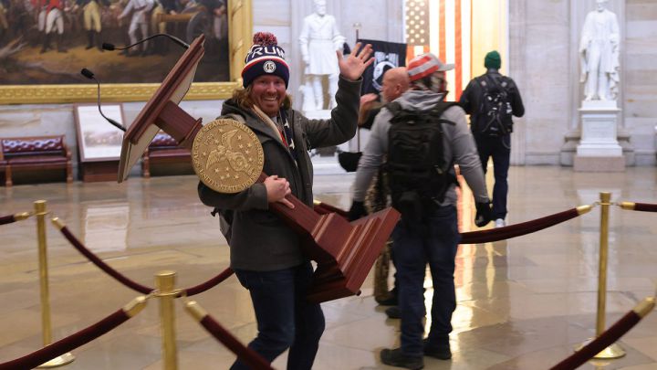 Arrestado uno de los asaltantes al Capitolio que se llevó el atril de Nancy Pelosi