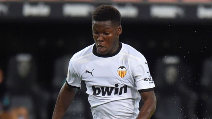 El futbolista estadounidense dio de qué hablar por su velocidad en LaLiga; dos rivales intentaron frenarlo y ni a empujones pudieron.