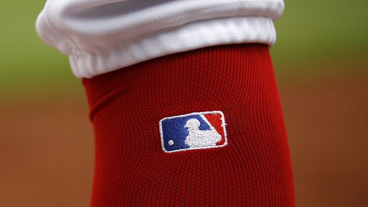 Logo de MLB en calceta de pelotero