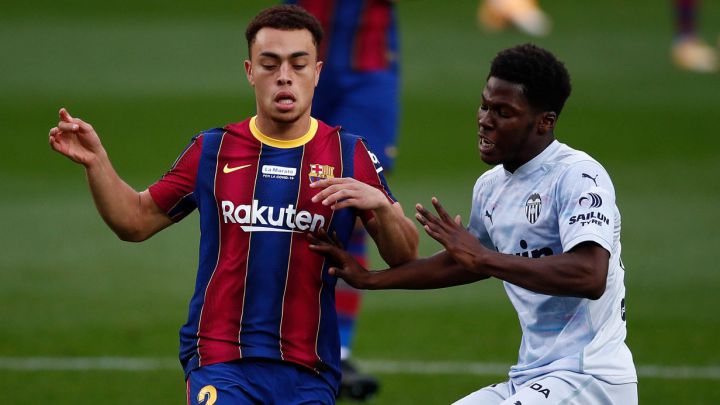 Sergiño Dest y Yunus Musah disputan un balón durante un partido de LaLiga.