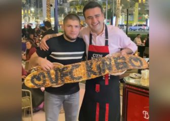 Khabib y su pastel en forma de cinturón en este restaurante de Dubai