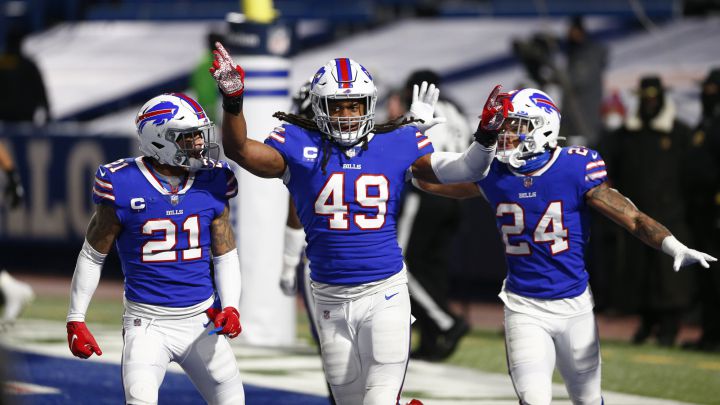 Tremaine Edmunds, Jordan Poyer y Taron Johnson con los Bills