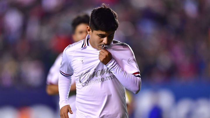 Después de su paso con las Chivas de Guadalajara, el futbolista mexicano llega a la MLS para ser dirigido de nueva cuenta por Almeyda.