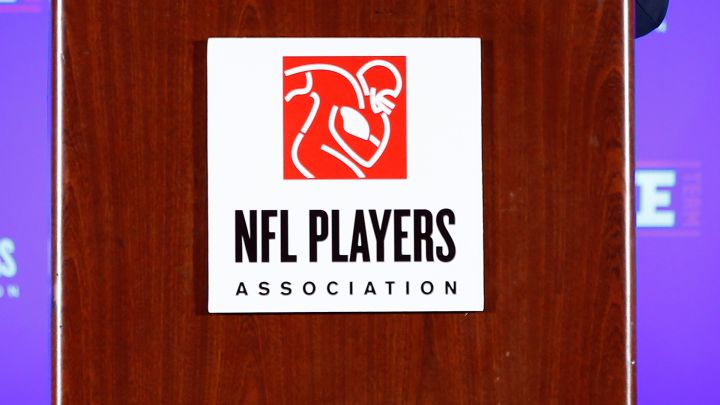 Logo de la NFLPA en conferencia de prensa