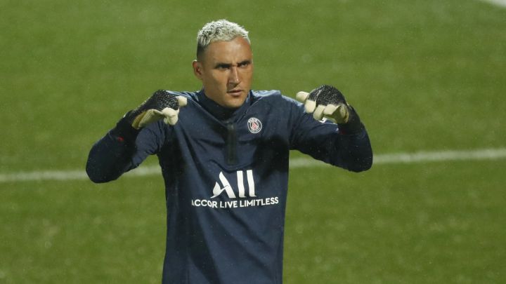 El guardameta costarricense tuvo dolores musculares y decidió no arriesgar para la segunda parte; el PSG goleó ante el Montpellier en Ligue 1.