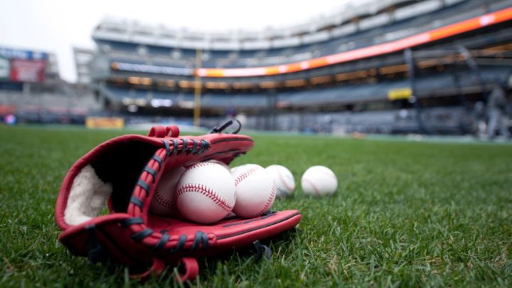 Guante y pelota de MLB en parque de pelota