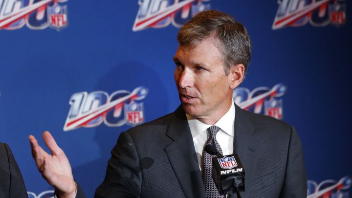 Jefe de la oficina médica de la NFL, Allen, Sills, en conferencia de prensa