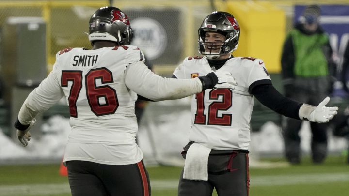 TOM BRADY, DONOVAN SMITH