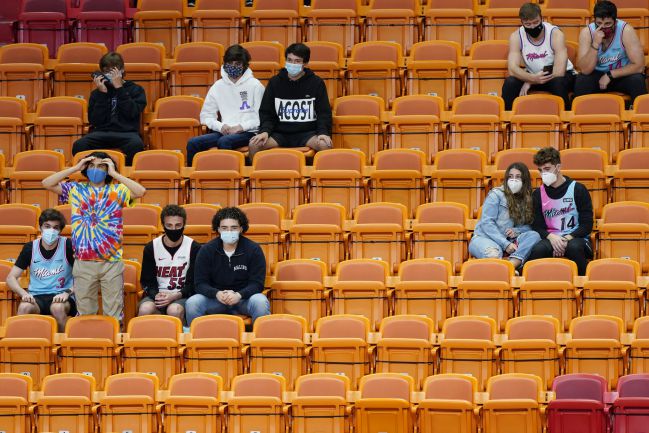 Aficionados en el American Airlines Arena, en Miami, Florida, el 28 de enero de 202