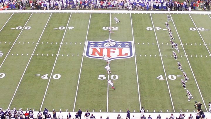 Logo de la NFL en estadio