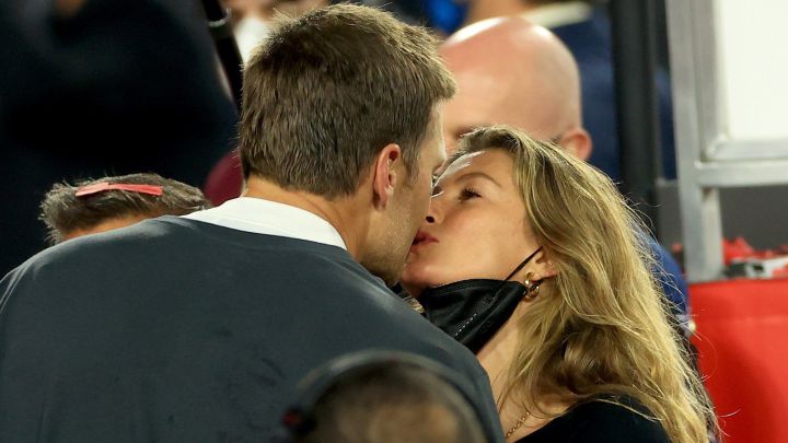 Tom Brady y Gisele Bündchen se besan tras la victoria de los Tampa Bay Buccaneers ante los Kansas City Chiefs en la Super Bowl LV.
