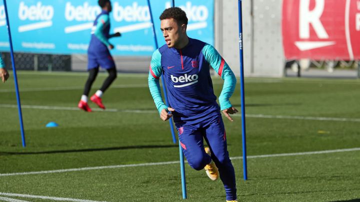 Sergiño Dest presenta molestias musculares y será baja contra Sevilla