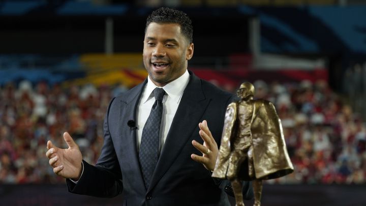Russell Wilson con el trofeo Walter Payton