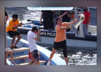 Tom Brady lanza el trofeo Vince Lombardi de un crucero a otro