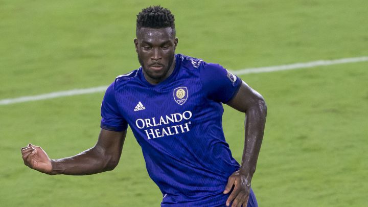 Daryl Dike debutó como titular con el Barnsley FC en liga