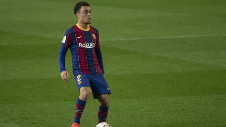 Sergiño Dest vuelve al XI titular del Barça para enfrentar a PSG