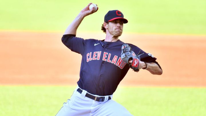 Shane Bieber con los Indians