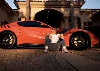 Canelo Álvarez presume nuevo Ferrari en su colección de autos