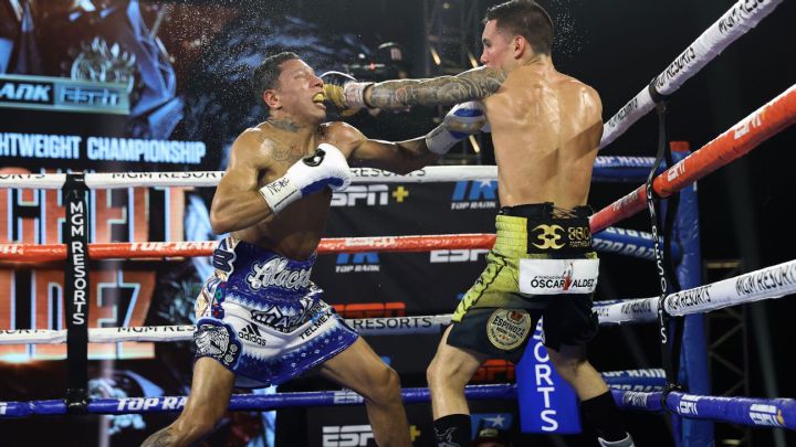 Óscar Valdez noqueó y se consagró campeón Superpluma del Consejo Mundial de Boxeo en una noche histórica para el boxeo mexicano.
