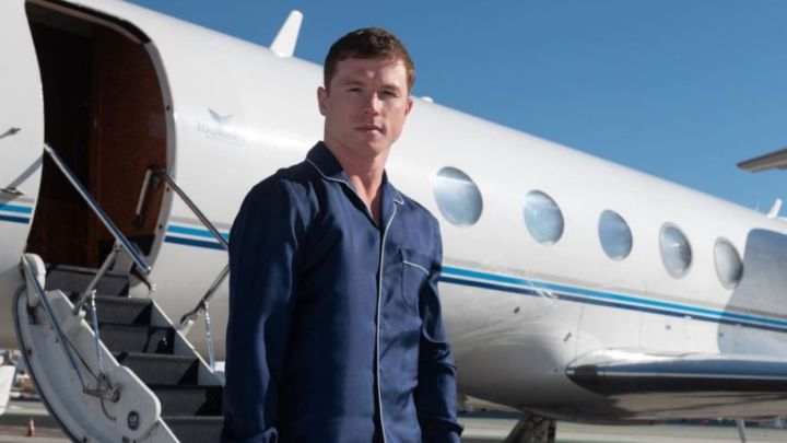 El peleador mexicano viajó rumbo a Miami con una peculiar vestimenta previo a la pelea que sostendrá frente al boxeador turco Avni Yildirim.