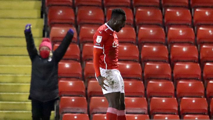 Daryl Dike marcó su primer gol con Barnsley en el Championship