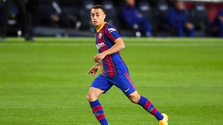 Sergiño Dest sale como titular en juego crucial: Barcelona vs Sevilla