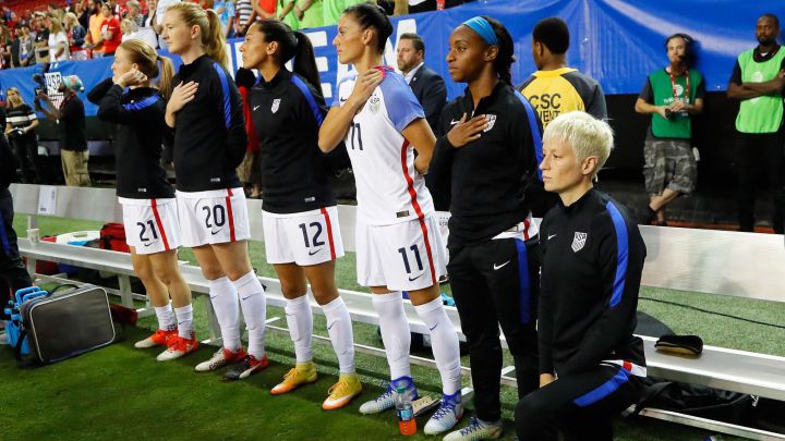 Megan Rapinoe se arrodilla durante la ceremonia del himno nacional, durante un partido de la Selección Estadounidense Femenil.